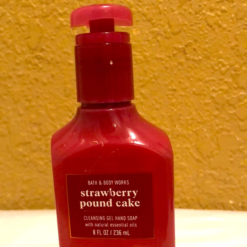 NWT Bath & Body Works Strawberry Pound Cake Cleansing Gel Hand Soap. 8 oz.